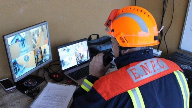 desde la sala de control, va indicando las instrucciones para los perros guías
