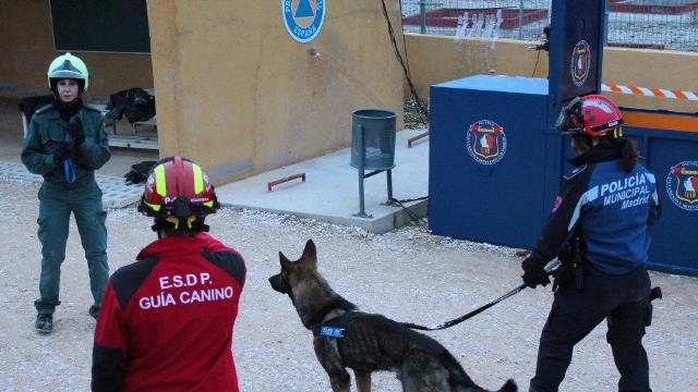 una de las instructoras indica el siguiente ejercicio