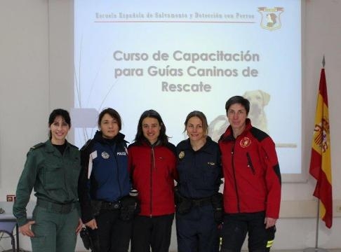las profesoras del curso de capacitación para guías caninos de perros de rescate