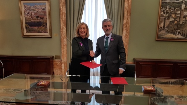 el Director General de Protección Civil y Emergencias, Juan Díaz Cruz, y la Delegada del Gobierno en Madrid, Concepción Dancausa, firmando el acuerdo