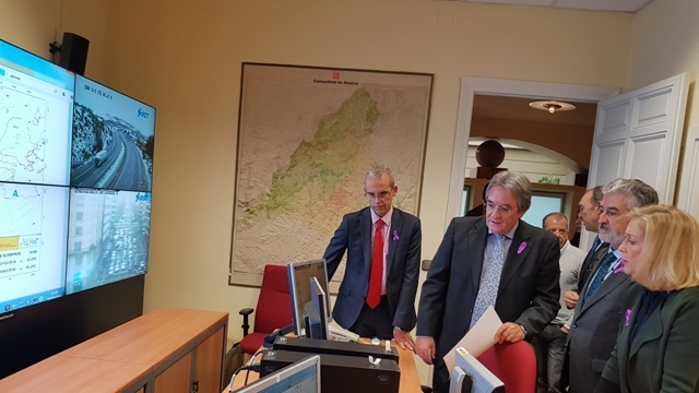 l Director General de Protección Civil y Emergencias, Juan Díaz Cruz, y la Delegada del Gobierno en Madrid, Concepción Dancausa, viendo las instalaciones