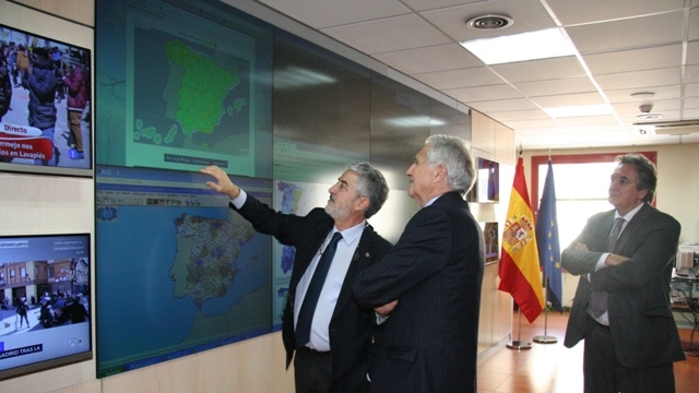 Juan Díaz Cruz y Carlos Mourato Nunes (Portugal) visitando la sede de Protección Civil en España