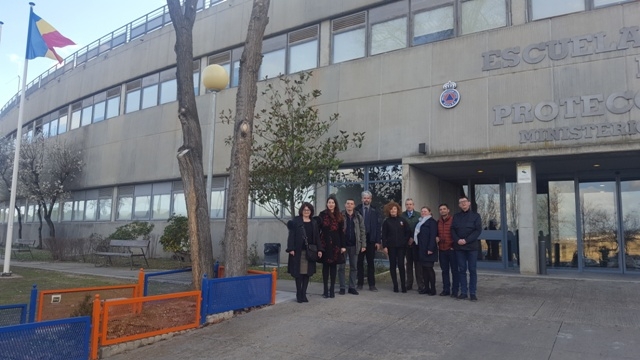 de la delegación de Gobierno de Rumanía en frente del edificio de la Escuela de Protección Civil