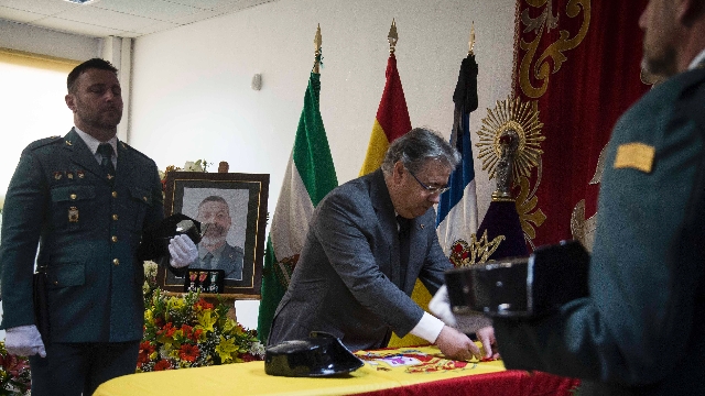 el ministro del Interior impone la Medalla al Mérito de la Protección Civil en su categoría de Oro al agente de la Guardia Civil fallecido en Guillena Sevilla