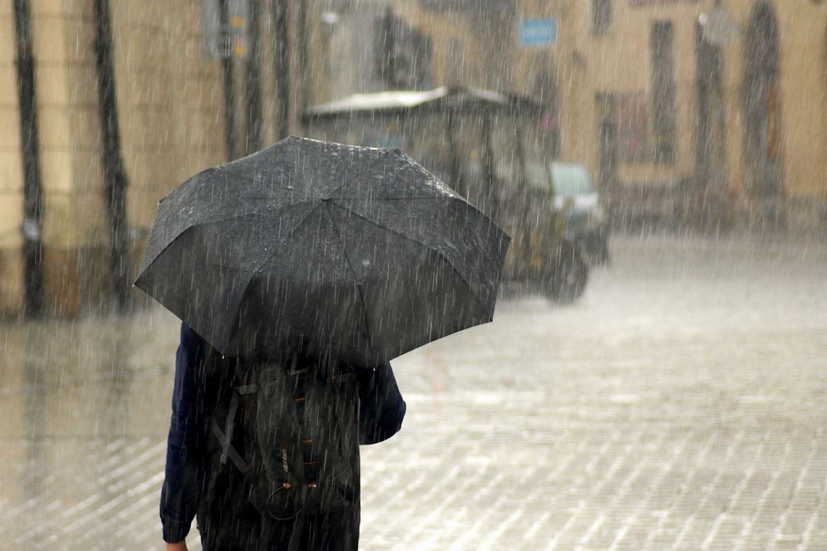 Persona bajo la lluvia