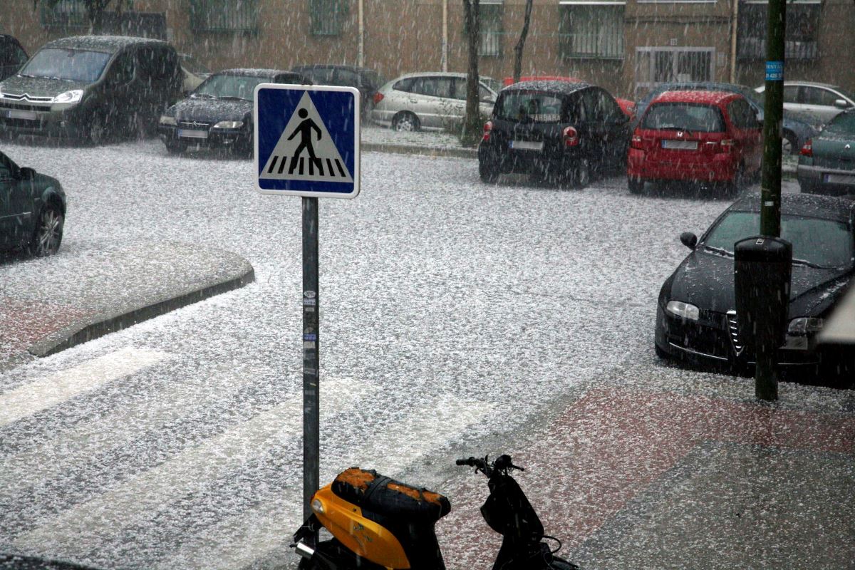 Lluvia y granizo en la calle