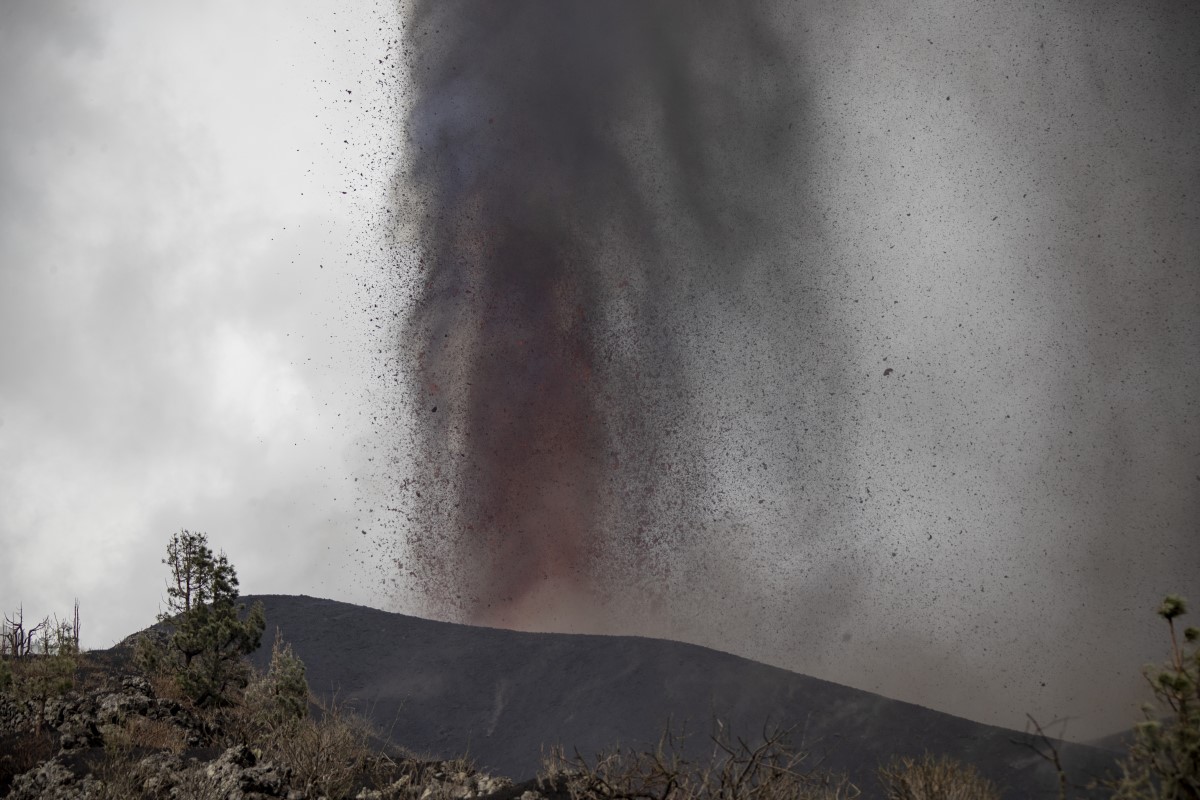Casas cubiertas de ceniza por la erupción del volcán