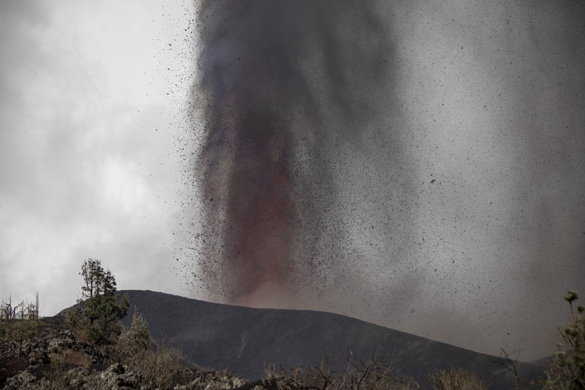 Casas cubiertas de ceniza por la erupción del volcán 