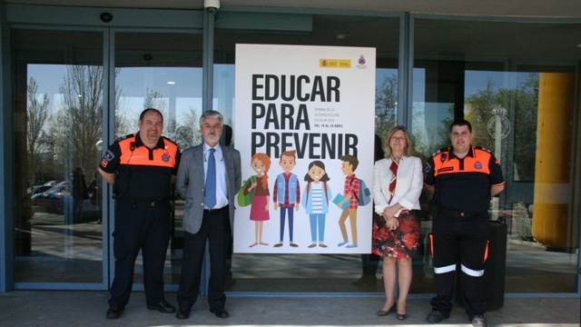 El director general de Protección Civil y Emergencias, Juan Díaz Cruz, ha visitado la Escuela Nacional para ver los talleres