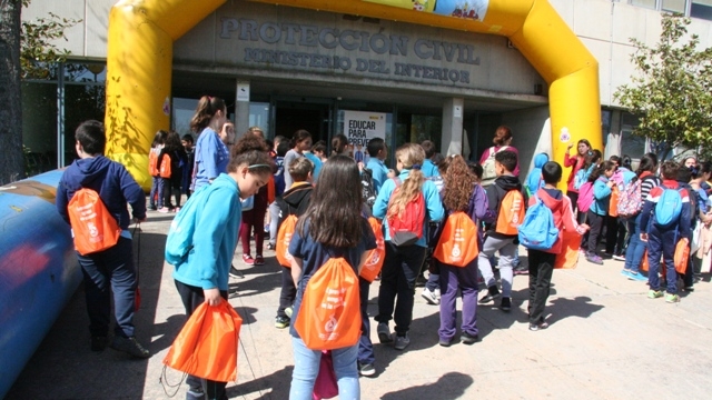 niños en la puerta de la Escuela Nacional de Protección Civil