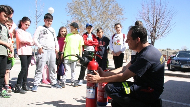 un profesor de protección civil enseña prevención a unos niños
