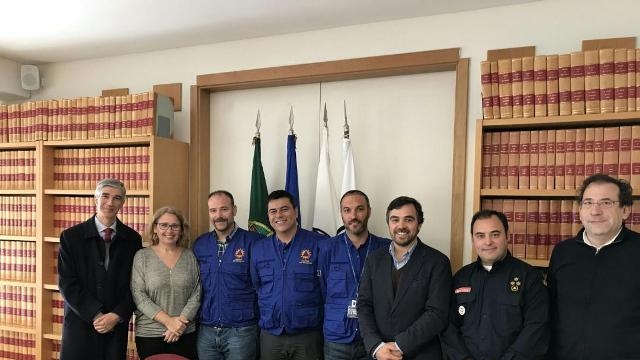 dos expertos de prevención de incendios y comportamiento de fuego asesoran a las autoridades portuguesas