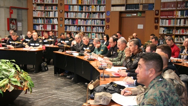 los alumnos de la Unidad Militar de emergencias en la Jornada sobre el sistema Nacional de Protección Civil