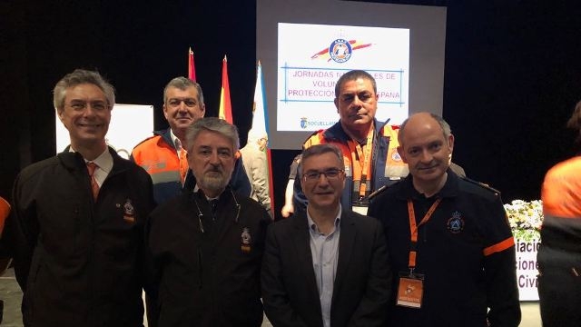 El director general de Protección Civil y Emergencias, Juan Díaz Cruz, con los voluntarios