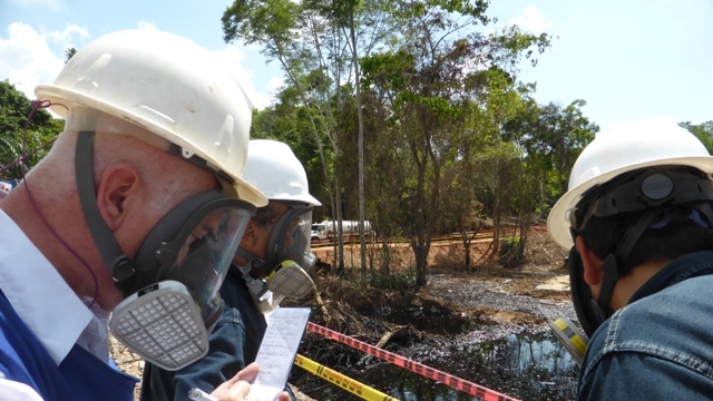 el experto comprueba el desastre medioambiental