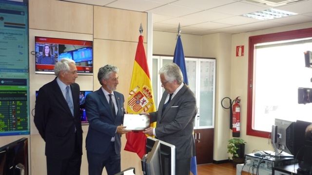 director general Juan Díaz Cruz le da una placa al ministro del Interior de Portugal Eduardo Cabrita