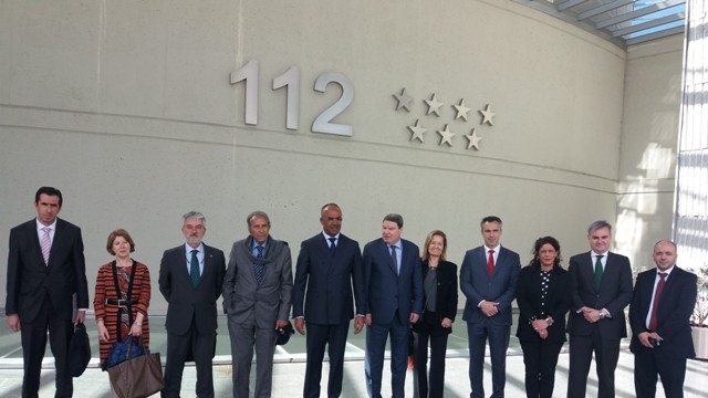 Noureddine Bedoui y al máximo responsable de Protección Civil en Argelia, coronel El Habiri, en su visita a sede de la Agencia de Seguridad y Emergencias 112 de la Comunidad de Madrid