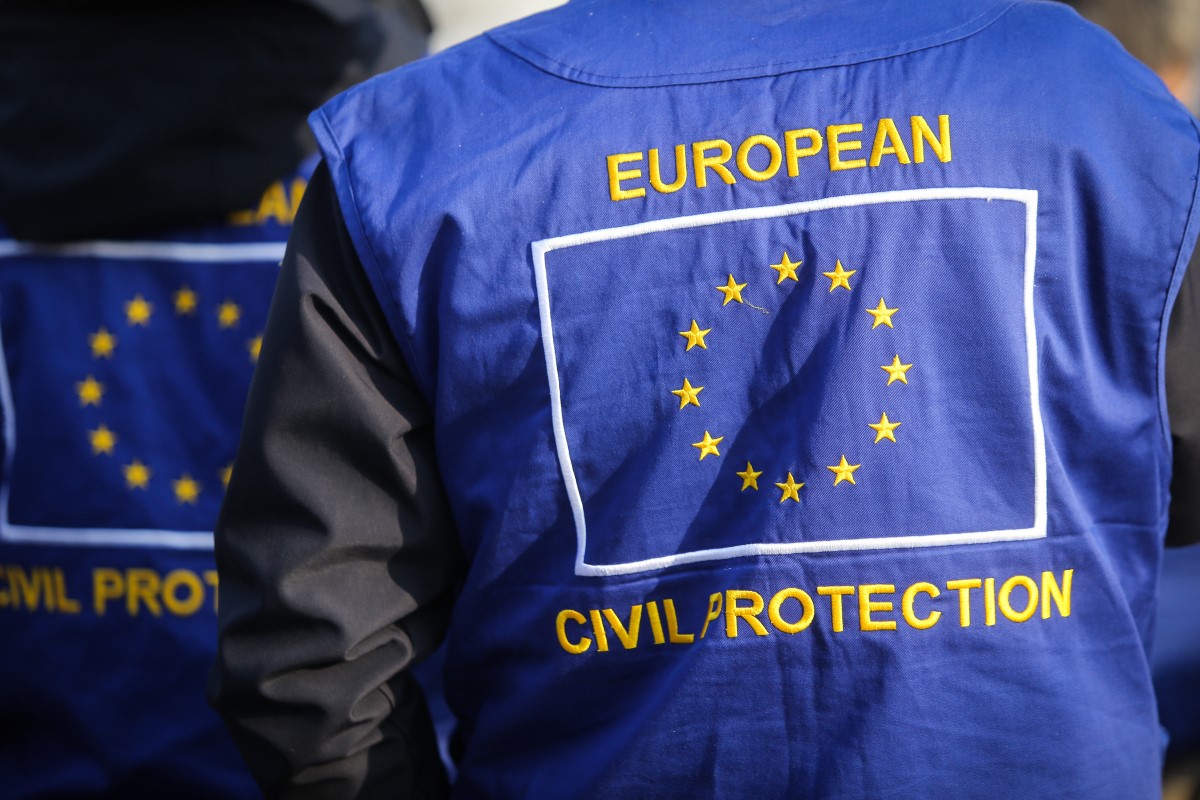 Expertos portando el chaleco de Protección Civil de la UE