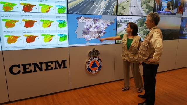 el director general de Protección Civil y Emergencias viendo los nuevos equipos audiovisuales 