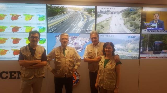 foto con los asistentes con los nuevos equipos audiovisuales y sistemas operativos