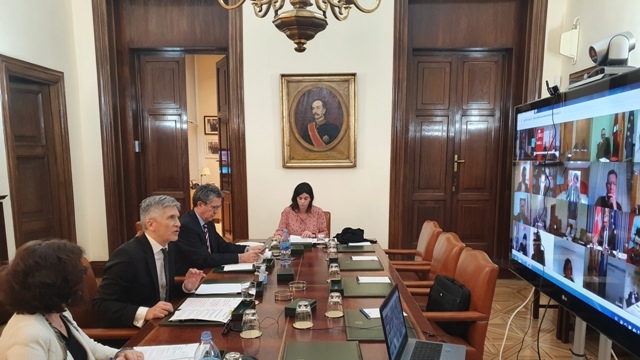 rande-Marlaska ha dirigido la reunión desde la sede del Departamento, acompañado por la subsecretaria del Interior, Isabel Goicoechea