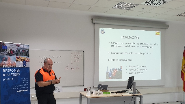 de un representante de Protección Civil exponiendo el plan de Formación