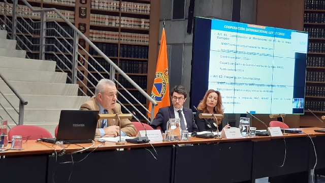 uno de los asistentes explicando como se han preparado para obtener la certificación de sus distintos módulos y equipos de expertos