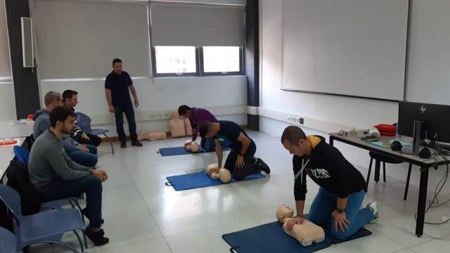 de alumnos en formación sobre técnicas de reanimación precoz y manejo de equipos desfibriladores