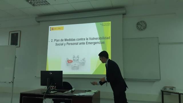 Alberto Herrera explicando las líneas básicas del Plan de Medidas para la reducción de la Vulnerabilidad Social y Personal ante Emergencias