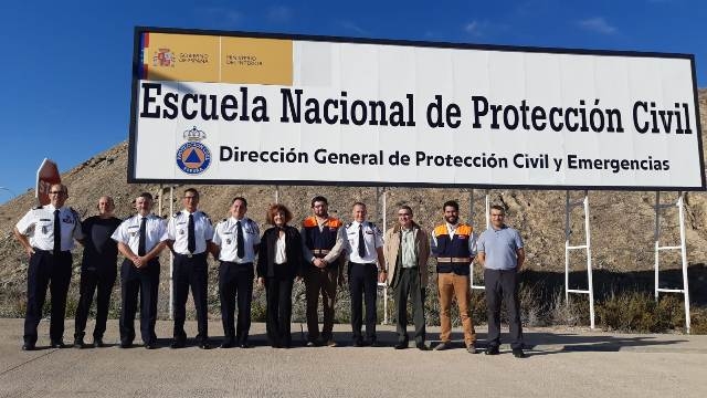 los asistentes del Seminario Hispano-francés en los campos de la Escuela Nacional de Protección Civil