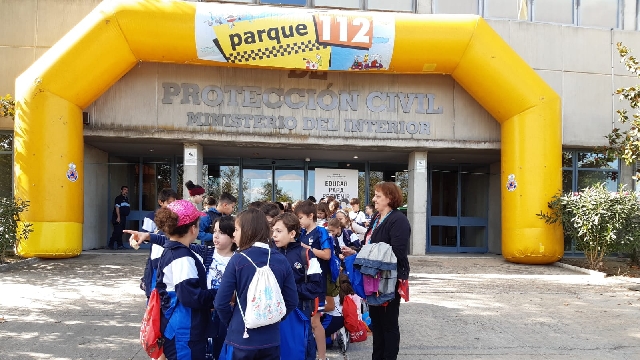 los alumnos en la entrada principal de la Escuela Nacional de Protección Civil