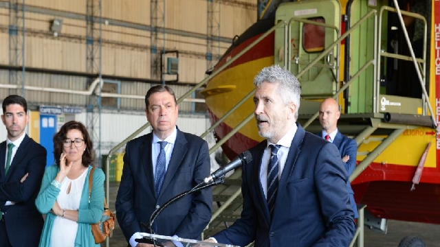 el ministro del Interior en funciones, Fernando Grande-Marlaska, la base aérea de Torrejón de Ardoz (Madrid)