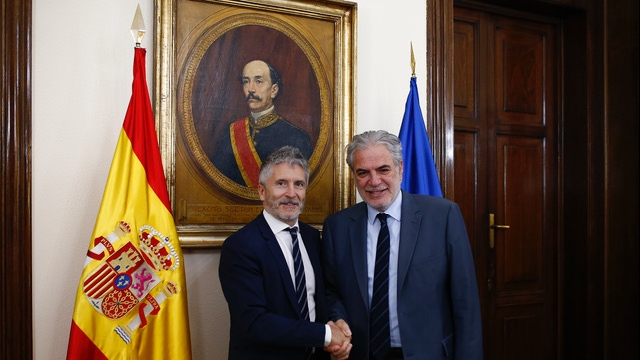 Fernando Grande-Marlaska, con el comisario europeo de Ayuda Humanitaria y Gestión de Crisis, Chrystos Stylianides