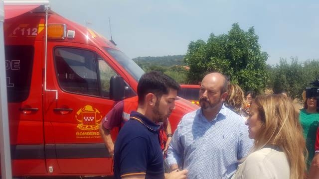 Alberto Herrera visita el puesto del mando en el incendio de Cadalso de los Vidrios
