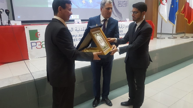 los representantes de Argelia le regalan al Director General de Protección Civil y Emergencia Alberto Herrera una placa
