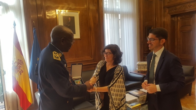 el general jefe de la brigada de bomberos de Senegal con Isabel Goicoechea y Alberto Herrera