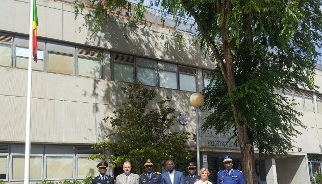 la delegación senegalesa en el edificio de la Escuela Nacional de Protección Civil