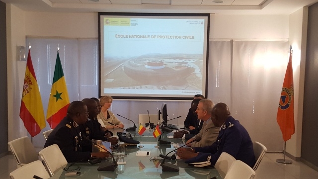 reunión entre la brigada de bomberos de Senegal con los responsables de Protección Civil de España