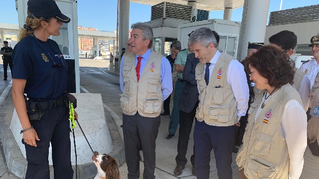 Grande-Marlaska con Lucrecio Fernández, Isabel Goicoechea y Alberto Herrera, con un policía en el paso del Estrecho