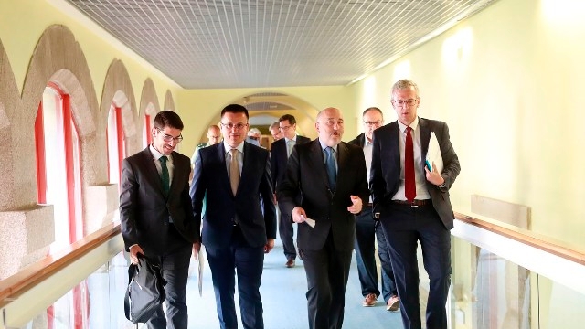 los asistentes son: José Manuel Vázquez, Alfonso Gómez, Tomás Fernández-Couto, José Manuel Jacquotot y Antonio Bernal