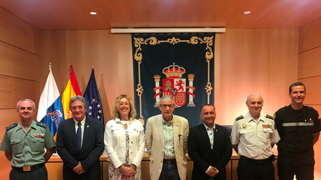 el delegado del Gobierno en Canarias, Juan Salvador León, con María Teresa Mayans, José María Moreno, Juan Miguel Arribas, Francisco Ruiz Boada y Javier Plata