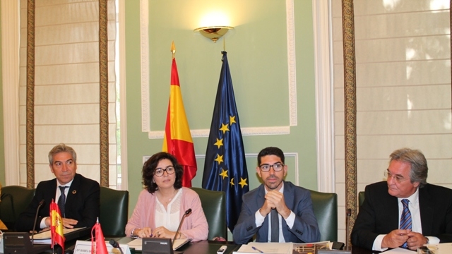 La subsecretaria del Ministerio del Interior, Isabel Goicoechea, y el gobernador y director de Migración y Vigilancia de Fronteras del Reino de Marruecos, Khalid Zerouali