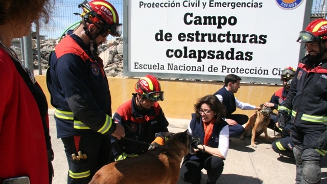 Isabel Goicoechea y Alberto Herrera con los cuerpos de Protección Civil
