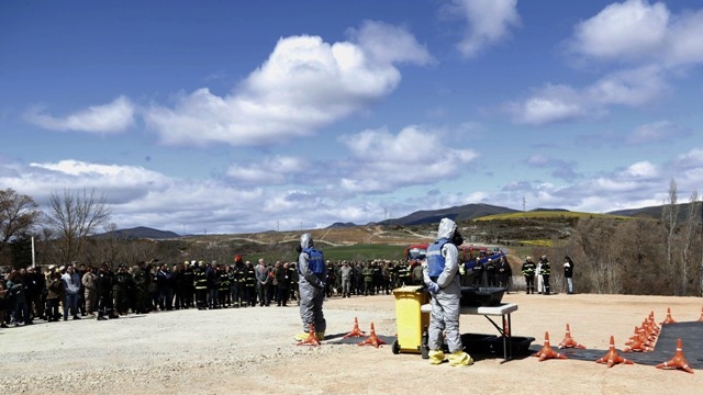 dos personas de la UME en el simulacro en Huesca
