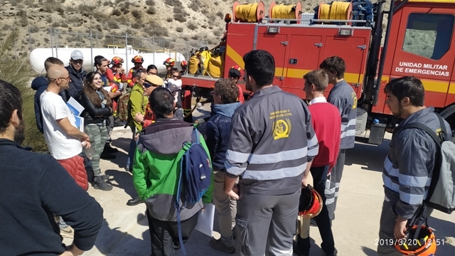 los alumnos de FP con la unidad militar de emergencias