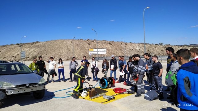 un bombero hace un ejercicio con los alumnos de FP