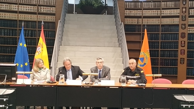 el Director General en la presentación con los alumnos del VI de la gestión de catástrofes de la unidad militar de emergencia