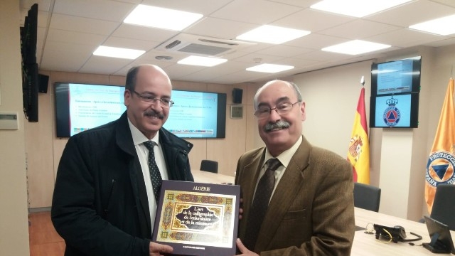 el coronel Sahraoui Ammari, de Argelia recibe una placa