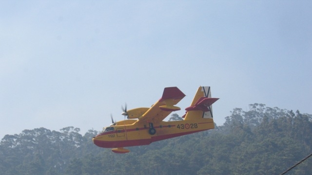 avión de extinción de los incendios forestales volando