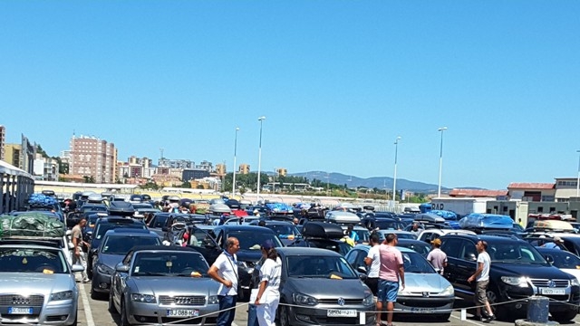 coches en el paso del estrecho